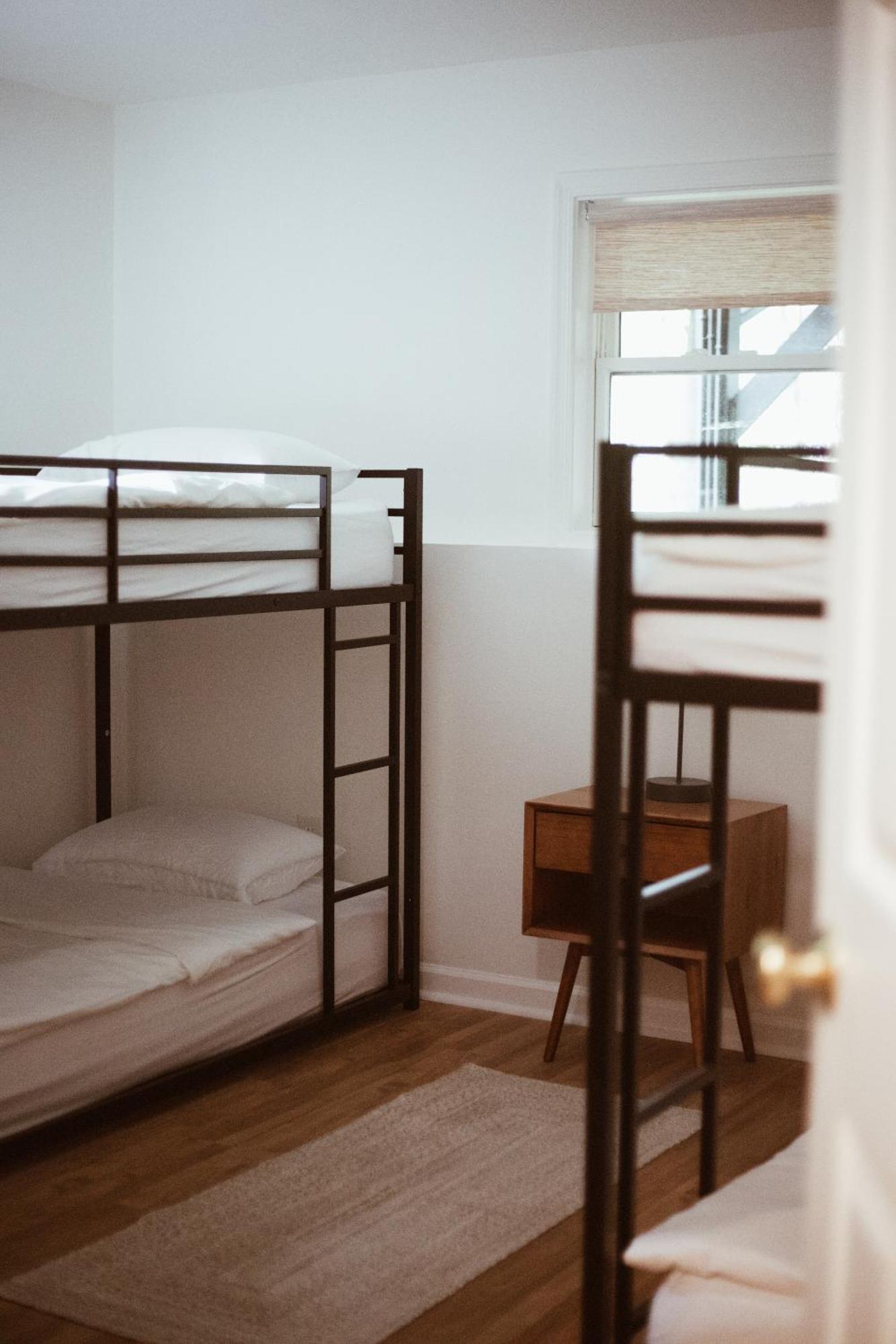 Temi In Poconos - Modern East Stroudsburg